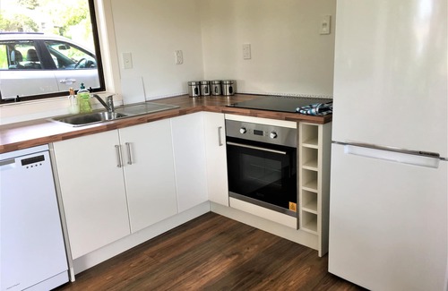 Omapere Apartamento | Explore la hermosa zona de Hokianga desde este cómodo apartamento independiente.