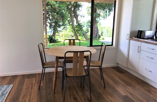 Omapere Apartamento | Explore la hermosa zona de Hokianga desde este cómodo apartamento independiente.