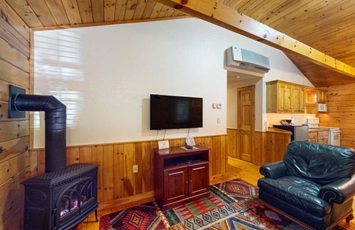 Northport Cabina | Explore the outdoors from this cozy cabin w/firepit, kitchen, and more