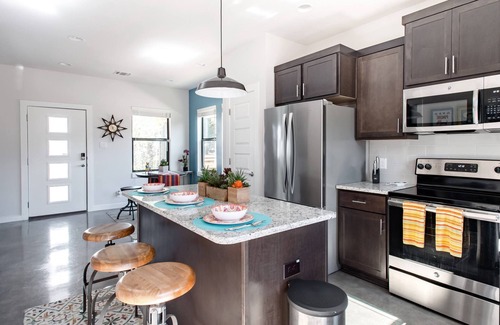 Eastside Promise Neighborhood Casa | Explore el paseo del río desde el nuevo diseñador Retro-Chic Downtown Home
