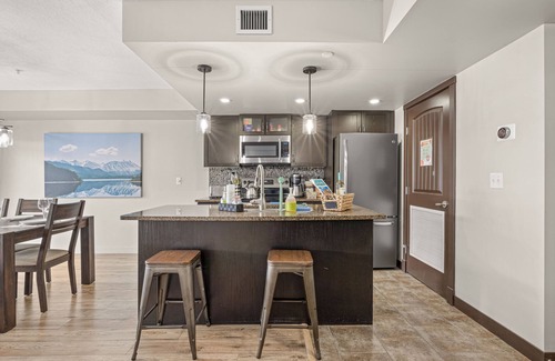 Dead Man's Flats Condominio | Explore the scenic Canadian Rockies from our luxurious 2BR/2 BA condo/hot tub
