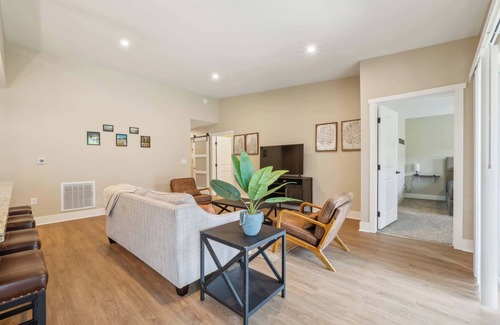 Acme Condominio | Explore Traverse City! Pet-Friendly Condo Getaway