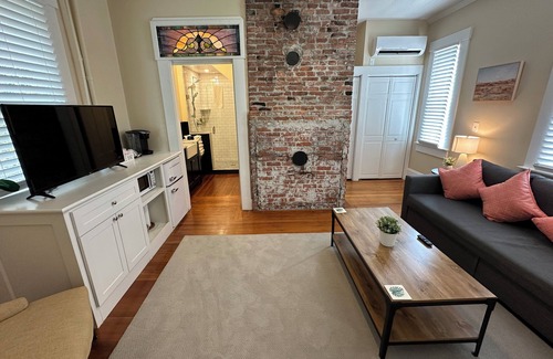 Historic Hill Apartamento | Exposed Brick 1 Bed/ 1 Bath/ Pullout Sofa/ Dog Friendly Large Suite (Sleeps 4) Downtown Newport