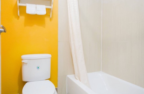 North Houston Hotel | Express Inn Gulf Bank
