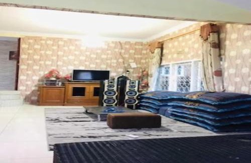 Cipanas Hotel | EXPRESS O 91923 Homestay Zona