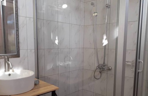 Kampala Hotel | Express View Inn