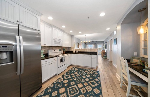 Indian Rocks Beach Condominio | NUEVO Exquisito 2 BR / 2 BA Waterfront Beach Condo + Acceso gratuito al parque acuático!