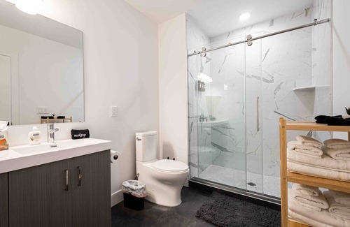 Constable Hook Casa | Exquisite 2BR King! Free parking! Rooftop!