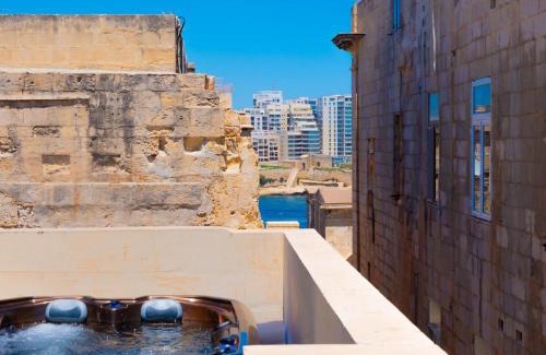 Valletta Apartamento | Exquisite 3-bedroom Duplex Penthouse with Jacuzzi in Valletta Centre