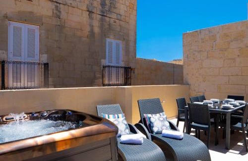 Valletta Apartamento | Exquisite 3-bedroom Duplex Penthouse with Jacuzzi in Valletta Centre