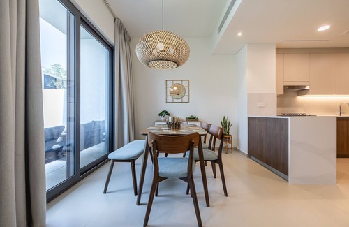 Dubai Chalet De Esquí | Exquisite 3-Bedroom Villa in Tilal Al Ghaf with Private Garden and Modern Amenities I B329