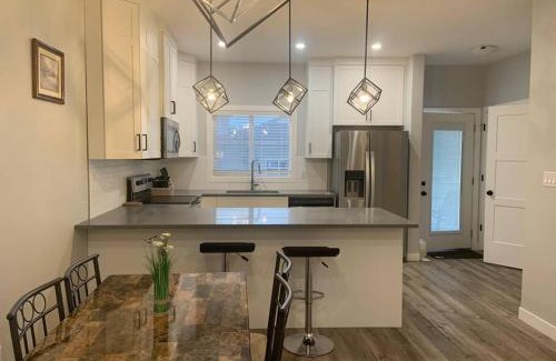 Regina Apartamento | Exquisite 3 BR Villa with Double Garage-King Bed