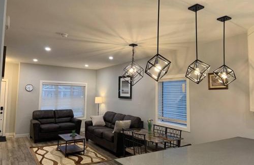 Regina Apartamento | Exquisite 3 BR Villa with Double Garage-King Bed