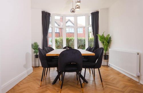 Trafford Casa | Exquisite 3BD Nordic Retreat with Parking
