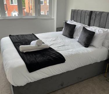 Trafford Casa | Exquisite 3BD Nordic Retreat with Parking
