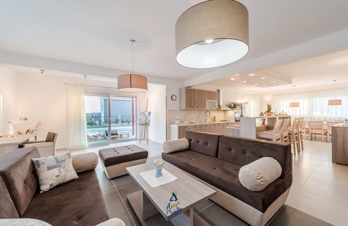 Debeljak Villa | Exquisita villa de 4 dormitorios para 8 personas con piscina climatizada cerca de Zadar