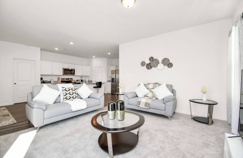 Katy Casa | Exquisite 4-Bedroom Home in Katy with pool access