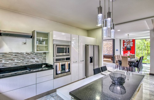 Escazú Casa | Exquisite 7-Bedroom Mansion in Escazú featuring Heated Pool, Jacuzzi, & Full AC.
