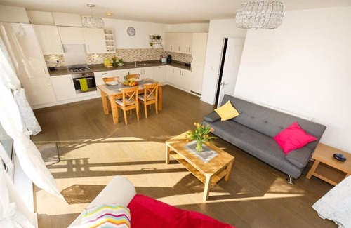 Trumpington Apartamento | Exquisite Addenbrookes Trumpington Apartment with Terrace, Parking & Sleeps 6
