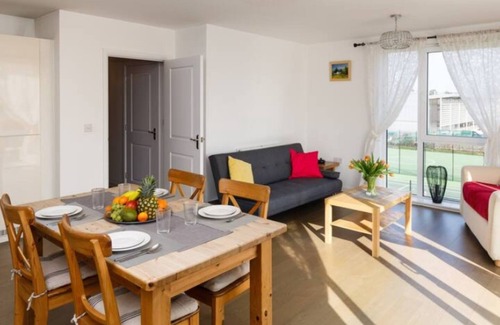 Trumpington Apartamento | Exquisite Addenbrookes Trumpington Apartment with Terrace, Parking & Sleeps 6