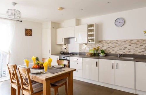 Trumpington Apartamento | Exquisite Addenbrookes Trumpington Apartment with Terrace, Parking & Sleeps 6