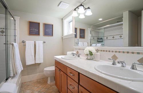 Atlantic Casa | Exquisite Central Townhome with Spacious Loft and Gourmet Kitchen