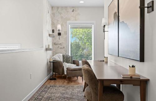 East Market District Apartamento | Exquisite Condo with Views in Trendy NuLu District