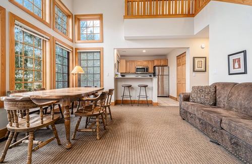 Boyne Falls Condominio | Exquisite dog-friendly condo with pool, tennis, hot tub, skiing, & central AC