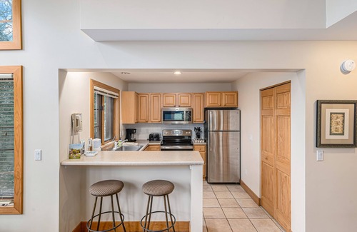Boyne Falls Condominio | Exquisite dog-friendly condo with pool, tennis, hot tub, skiing, & central AC