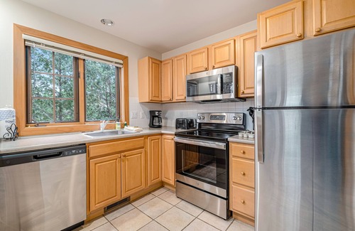 Boyne Falls Condominio | Exquisite dog-friendly condo with pool, tennis, hot tub, skiing, & central AC