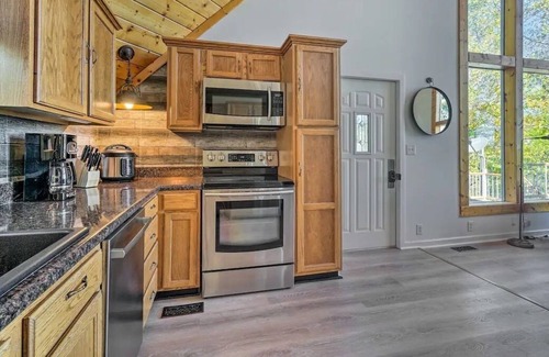 Sevierville Chalet De Esquí | Exquisite Hilltop Chalet with a Cozy Hot tub and Game Room