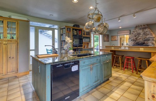Williamstown Casa | Exquisite home with deck, full kitchen, seclusion, full kitchen & W/D