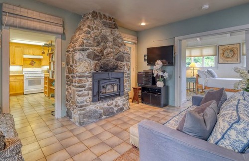 Williamstown Casa | Exquisite home with deck, full kitchen, seclusion, full kitchen & W/D