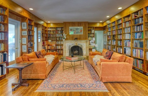 Williamstown Casa | Exquisite home with deck, full kitchen, seclusion, full kitchen & W/D
