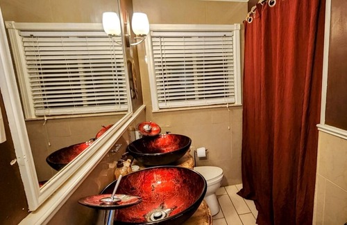 Westland Casa | Exquisite Home with unique decor and furnishing -10 mins from airport