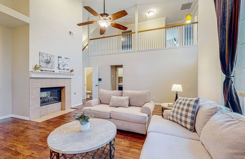 Midlothian Casa | Exquisite home with pool, patio, enclosed yard, full kitchen, central AC & W/D