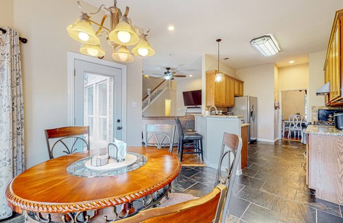 Midlothian Casa | Exquisite home with pool, patio, enclosed yard, full kitchen, central AC & W/D