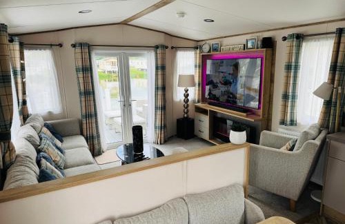 South Cerney Casa | Exquisite Lake lodge in Hoburne Holiday Resort - Valentino Rose Lodge