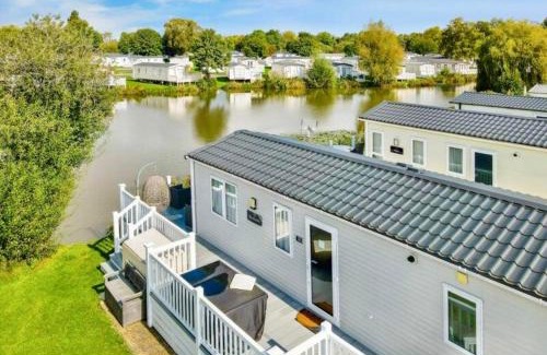 South Cerney Casa | Exquisite Lake lodge in Hoburne Holiday Resort - Valentino Rose Lodge