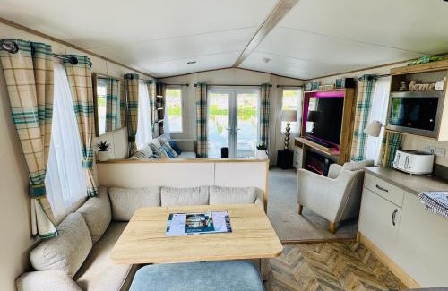 South Cerney Casa | Exquisite Lake lodge in Hoburne Holiday Resort - Valentino Rose Lodge
