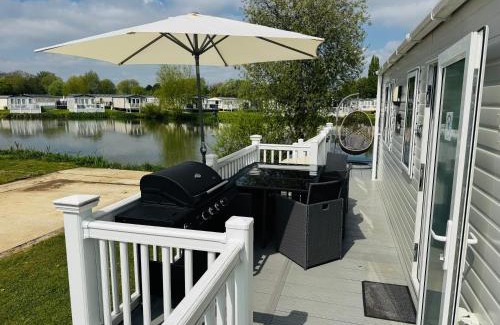 South Cerney Casa | Exquisite Lake lodge in Hoburne Holiday Resort - Valentino Rose Lodge