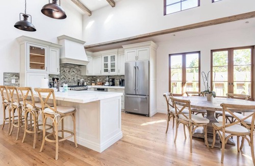 Woodside Casa | Exquisite luxury executive 3-suite cottage