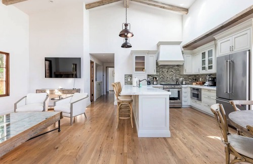 Woodside Casa | Exquisite luxury executive 3-suite cottage