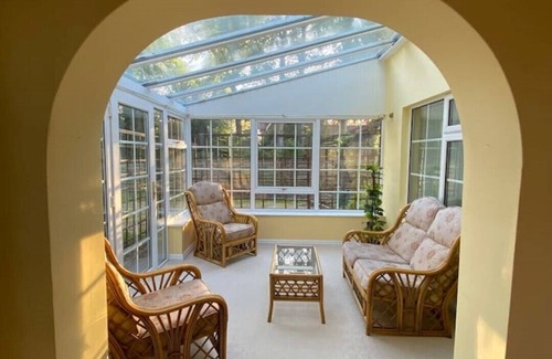 Darlington Cabaña | Exquisite Manor House Cul de sac Sleeps 8 with Private Parking