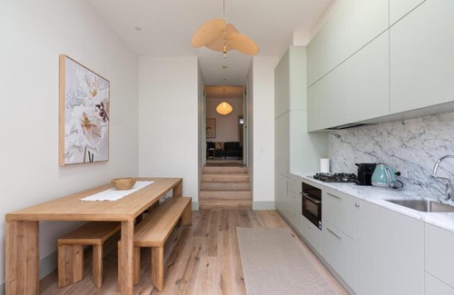Newtown Casa | Exquisite Modern 3 Bed Home in Newtown w Parking