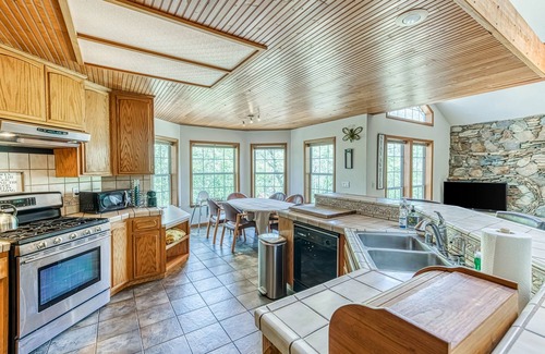 Cascadel Woods Casa | Exquisite mountain home, dog-friendly, fireplace, & washer/dryer