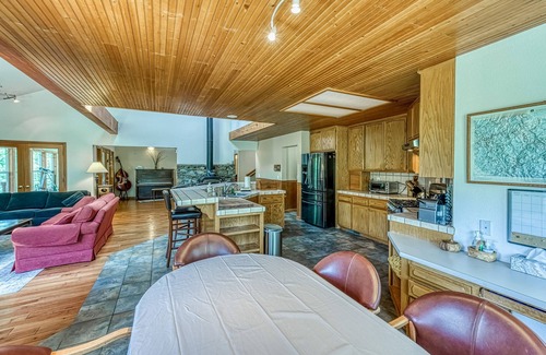 Cascadel Woods Casa | Exquisite mountain home, dog-friendly, fireplace, & washer/dryer