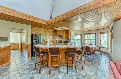 Cascadel Woods Casa | Exquisite mountain home, dog-friendly, fireplace, & washer/dryer