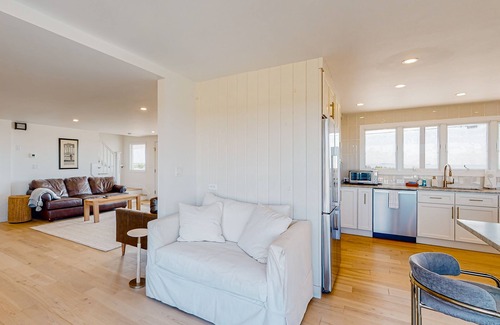 Rye Casa | Exquisite oceanfront home with fireplace, balcony, AC & W/D