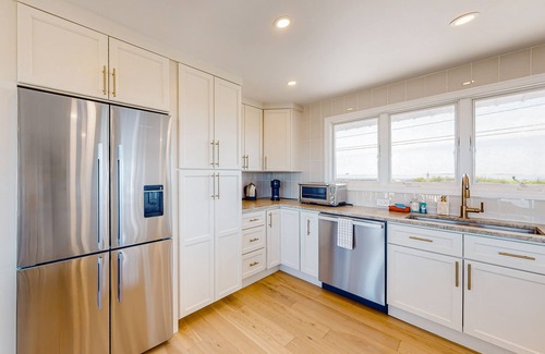 Rye Casa | Exquisite oceanfront home with fireplace, balcony, AC & W/D